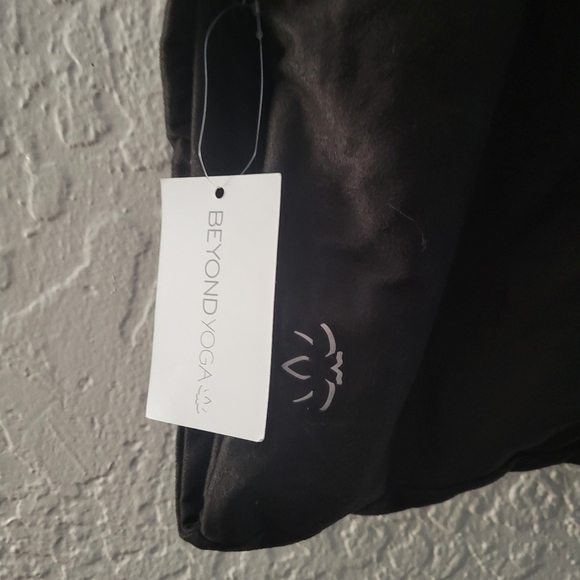 Beyond Yoga Pocket Infinity Scarf NWT - Picture 2 of 4